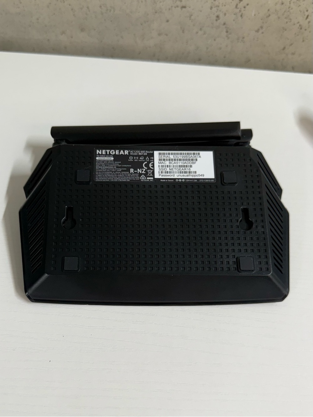 NETGEAR AC1200 R6120 Dual Band WiFi Router - Picture 7 of 8